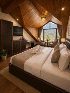 a bedroom with a large bed in a room at Hotel Oscar By Ginger Hotels Chain Near Club House Road Manali Luxury Rooms Best Hotel In Manali !!!!! in Manāli