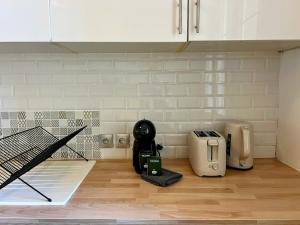 a kitchen with a counter top with a appliance on the floor at Évasion azuréenne - balcon, confort à Nice in Nice