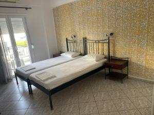 a large bed in a room with a wall at studios costareli in Vrachonisída Diapóri