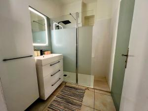 a bathroom with a shower and a sink and a mirror at Évasion azuréenne - balcon, confort à Nice in Nice