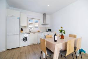 a kitchen and dining room with a table and chairs at Ginebra A BARROSAHOME in Novo Sancti Petri