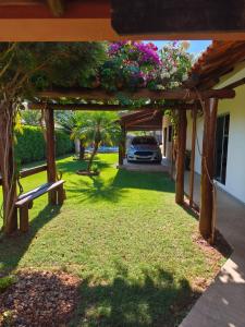 a yard with a car parked under a pergola at Rancho Rocha in Buritama