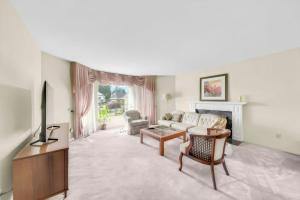 a living room with a couch and a tv at Spacious house 6 bedroom near ferry in Delta