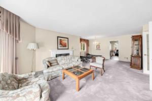 a living room with couches and a coffee table at Spacious house 6 bedroom near ferry in Delta