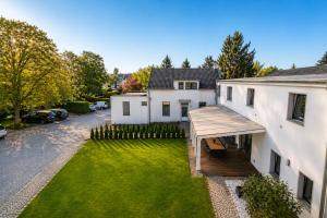 Luftaufnahme eines Hauses mit Garten in der Unterkunft Airport Messe Hotel in Düsseldorf