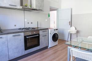 a kitchen with a washing machine and a washer at 2 camere fronte Ospedale - Centro e Mare a piedi in Pescara