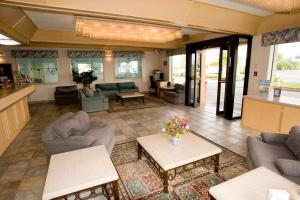 Posezení v ubytování Shilo Inn Suites Warrenton