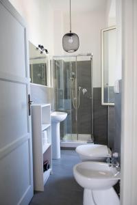a bathroom with two toilets and a shower at 2 camere fronte Ospedale - Centro e Mare a piedi in Pescara +21 photos