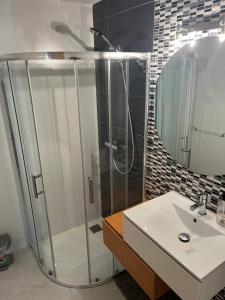 a bathroom with a shower and a sink and a mirror at Casa Laguna Torrevieja in Torrevieja +12 photos