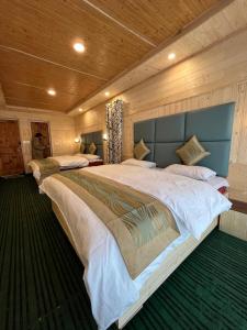 a large bedroom with two large beds in it at Kashmir cottage in Pahalgām