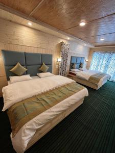 a bedroom with two beds in a room at Kashmir cottage in Pahalgām