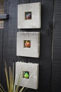 Ściana z czterema obrazkami jabłek w obiekcie Issey Manor w mieście New Plymouth