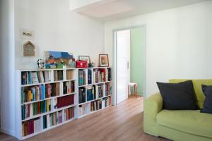 a book shelf filled with books next to a couch at 2 camere fronte Ospedale - Centro e Mare a piedi in Pescara