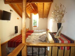 1 dormitorio con 2 camas en una habitación en Colibrí House en San Martín de los Andes