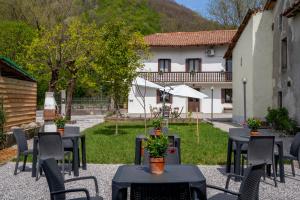 a group of tables and chairs in a yard at NEW OPENING 2026 - Là di Maur - Appartamenti in Attimis