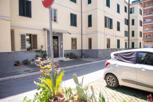 a white car parked in front of a building at 2 camere fronte Ospedale - Centro e Mare a piedi in Pescara