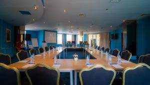 a conference room with a long table and chairs at Mandarin Hotel & Spa Tanger in Tangier +30 photos