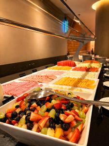 a buffet line with many different types of food at Promenade Soho Campos dos Goytacazes in Campos dos Goytacazes