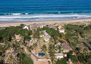 eine Luftaufnahme eines Hauses am Strand in der Unterkunft Kategha Beach Guesthouse in Praia do Tofo
