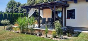 a house with a porch with a table and chairs at Bungalov pod Lípami in Mladějov