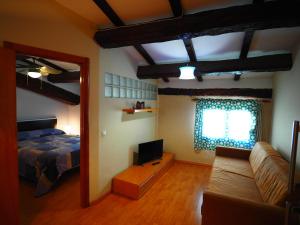a living room with a bed and a couch at Apartaments El Jaç in Montblanc
