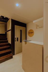 a room with a staircase and a door with a sign on the wall at Tre Porte Rooms & Bar in Rovinj