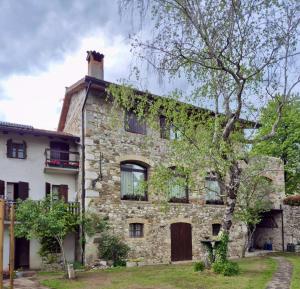 an old stone house with ivy on it at Ca'Bastian-Guest House in Moruzzo