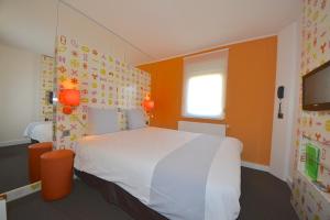 Ein Bett oder Betten in einem Zimmer der Unterkunft Ibis Styles La Louvière