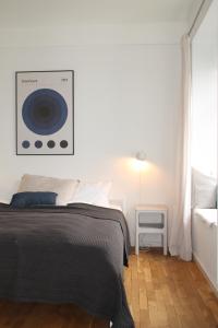 a bedroom with a bed with a speaker on the wall at Seven Rooms Hamburg in Hamburg