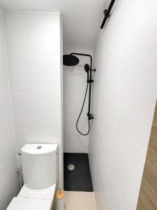 a bathroom with a toilet and a shower at Charmant 3 pièces avec terrasse, vue mer et parking à Vence in Vence +16 photos