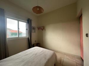 a bedroom with a bed and a window at Casa Tota in Assomada