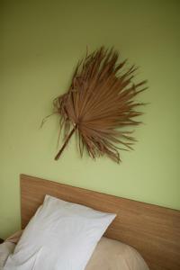 a headboard of a bed with a painting on the wall at Casa Tota in Assomada