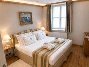 a bedroom with a bed with towels on it at Hotel Le Dixseptième in Brussels
