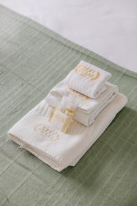 a group of towels sitting on top of a counter at BESTVILLAS Âncora Rio in Vila Praia de Âncora +88 photos