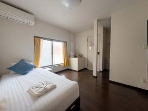 a bedroom with a bed with two towels on it at D旅館　Dryokan in Tokyo +100 photos