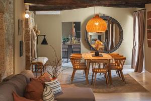 a living room with a couch and a table at Recanto de Passos - Amarante in Amarante