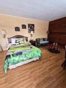 a bedroom with a large bed and a couch at Chateau Lodge in Oregon +47 photos
