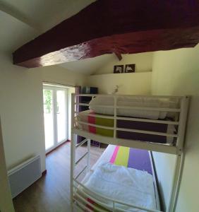 a bunk bed in a room with a bunk bed at La Maison du Cros in Cassagnes-Bégonhès