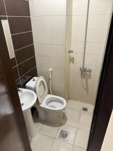 a bathroom with a toilet and a sink at فندق العلاء 5 in Ajyad