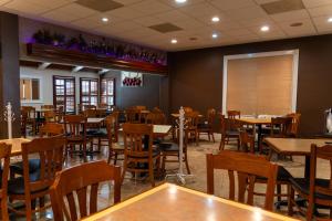 a dining room filled with tables and chairs at Las Misiones Hotel in Monclova