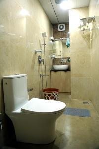 a bathroom with a toilet and a shower and a sink at Elite Residency Bhadrachalam in Bhadrāchalam