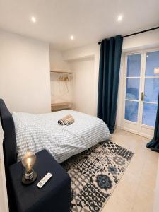 a bedroom with a bed and a couch and a window at Charmant 3 pièces avec terrasse, vue mer et parking à Vence in Vence