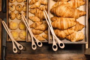 ein Haufen Brote, Croissants und Löffel in der Unterkunft Ruby Molly Hotel Dublin by IHG in Dublin