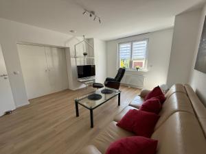 a living room with a couch and a table at Ferienwohnung Ruhepunkt Dessau - zentral nahe Bauhaus und Meisterhäusern - mit gratis WLAN und Parken sowie Komplettküche in Dessau