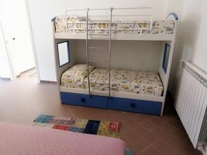a bunk bed in a room with a bunk bedutenewayangering at Villetta da Amare in Imperia