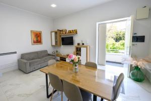 a living room with a table and a couch at Dimora Ambrosio 108 in San Giuseppe Vesuviano