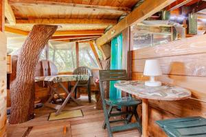 a room with a table and chairs in a cabin at B&B La Cabane Insolite in Monès
