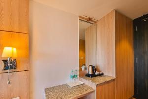 a small kitchen with a sink and a mirror at Katson Blue Dalhousie in Dalhousie