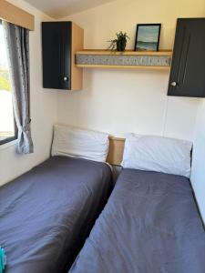 two beds sitting next to each other in a room at Cornish Dreams - WiFi in Newquay