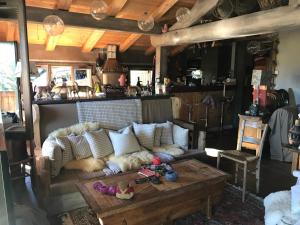 a living room with a couch and a coffee table at Chalet ANTARÈS in Manigod